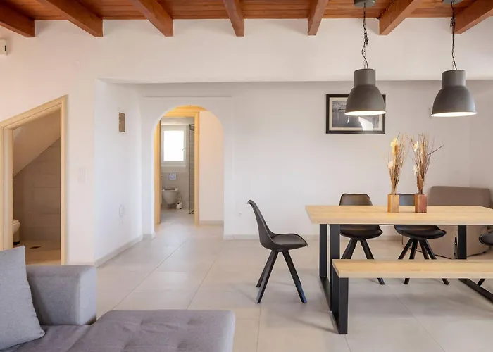 Konstantinos Hilltop Vineyard Escape *